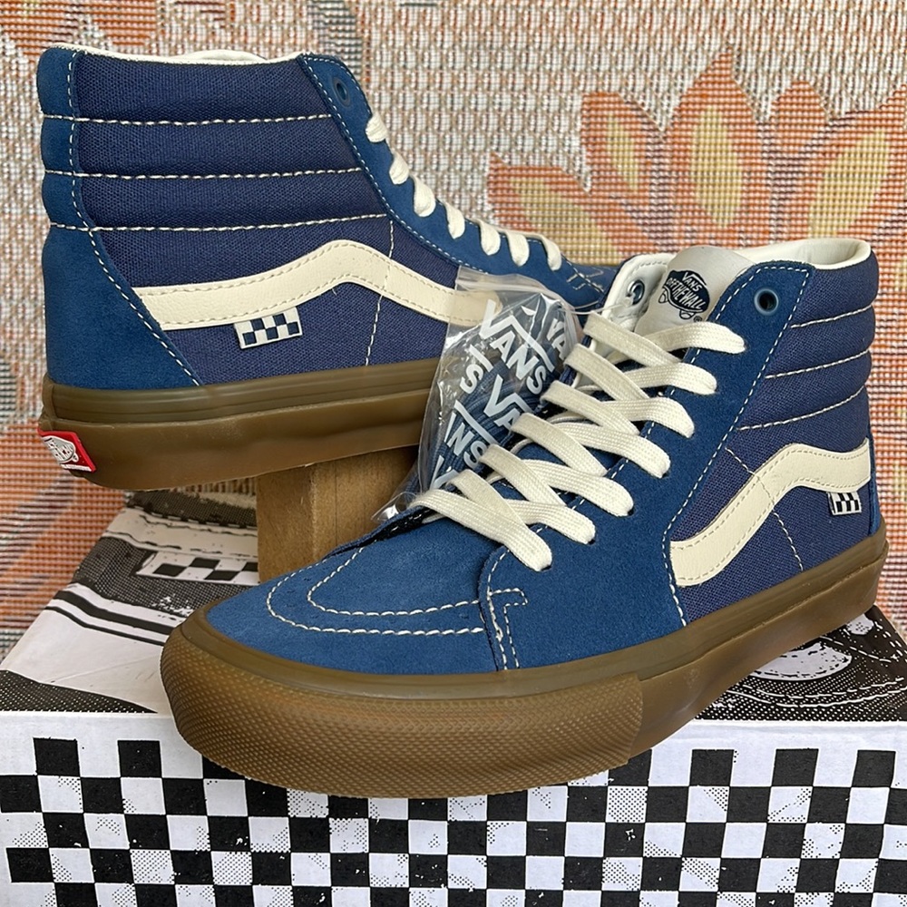 Vans Men’s Skate Sk8-Hi
Suede Gum Dark Denim
VN0A5FCCDDN
Sneakers - Picture 8 of 16